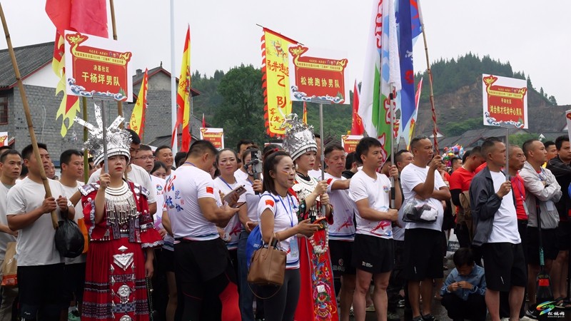 【网络中国节·端午】九龙竞渡 鼓舞苗乡｜松桃2024年“三融杯”传统龙舟赛开幕