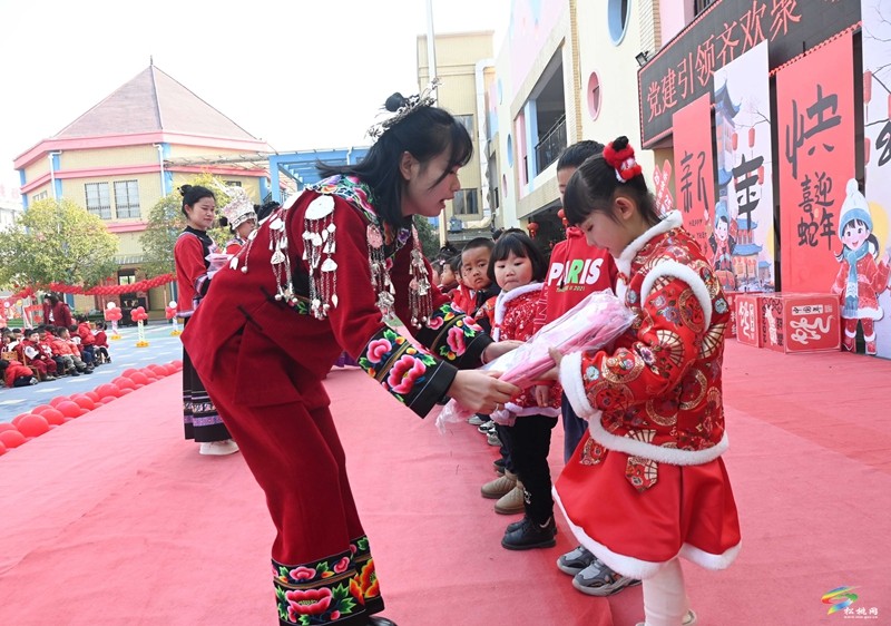 县第三幼儿园：欢喜迎新年