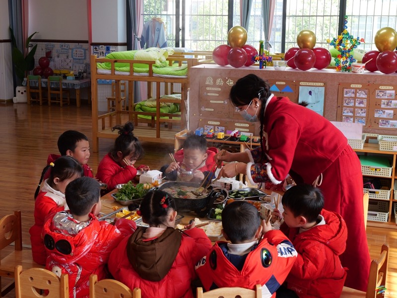 县实验幼儿园举办“金蛇贺岁 童趣迎新”元旦庆祝活动