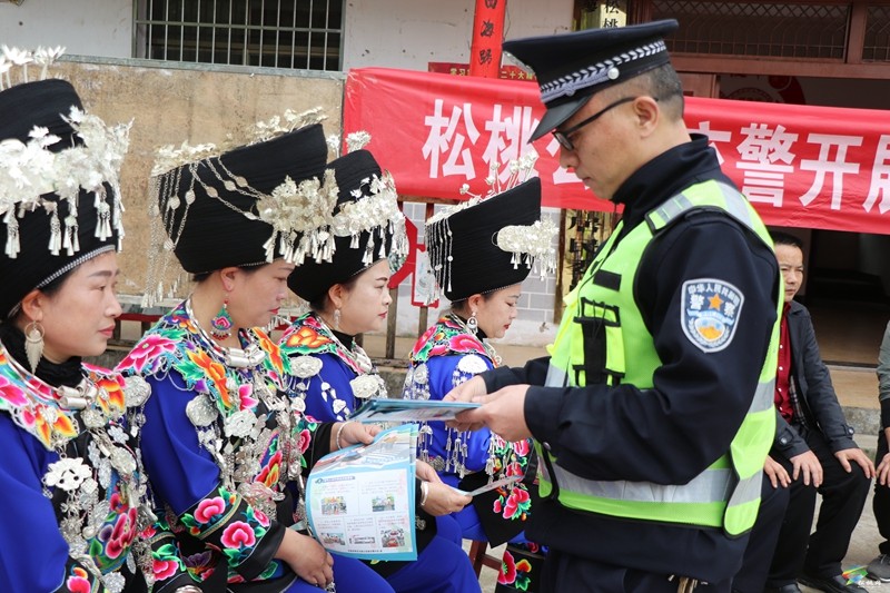 【法治松桃】松桃公安交警联合多部门走进辖区开展“美丽乡村行”交通安全巡回宣讲活动 