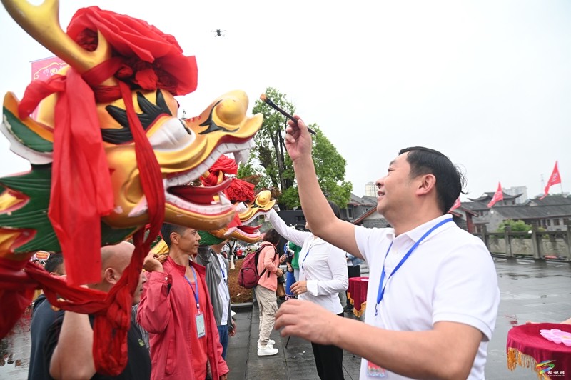 【网络中国节·端午】九龙竞渡 鼓舞苗乡｜松桃2024年“三融杯”传统龙舟赛开幕