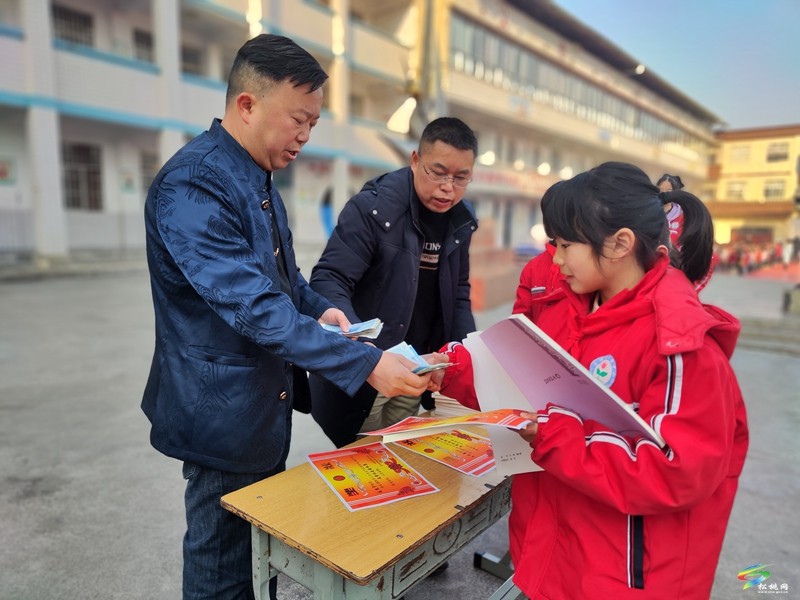  盘信镇民族完小举行《万山红》杂志稿费发放仪式暨读书活动